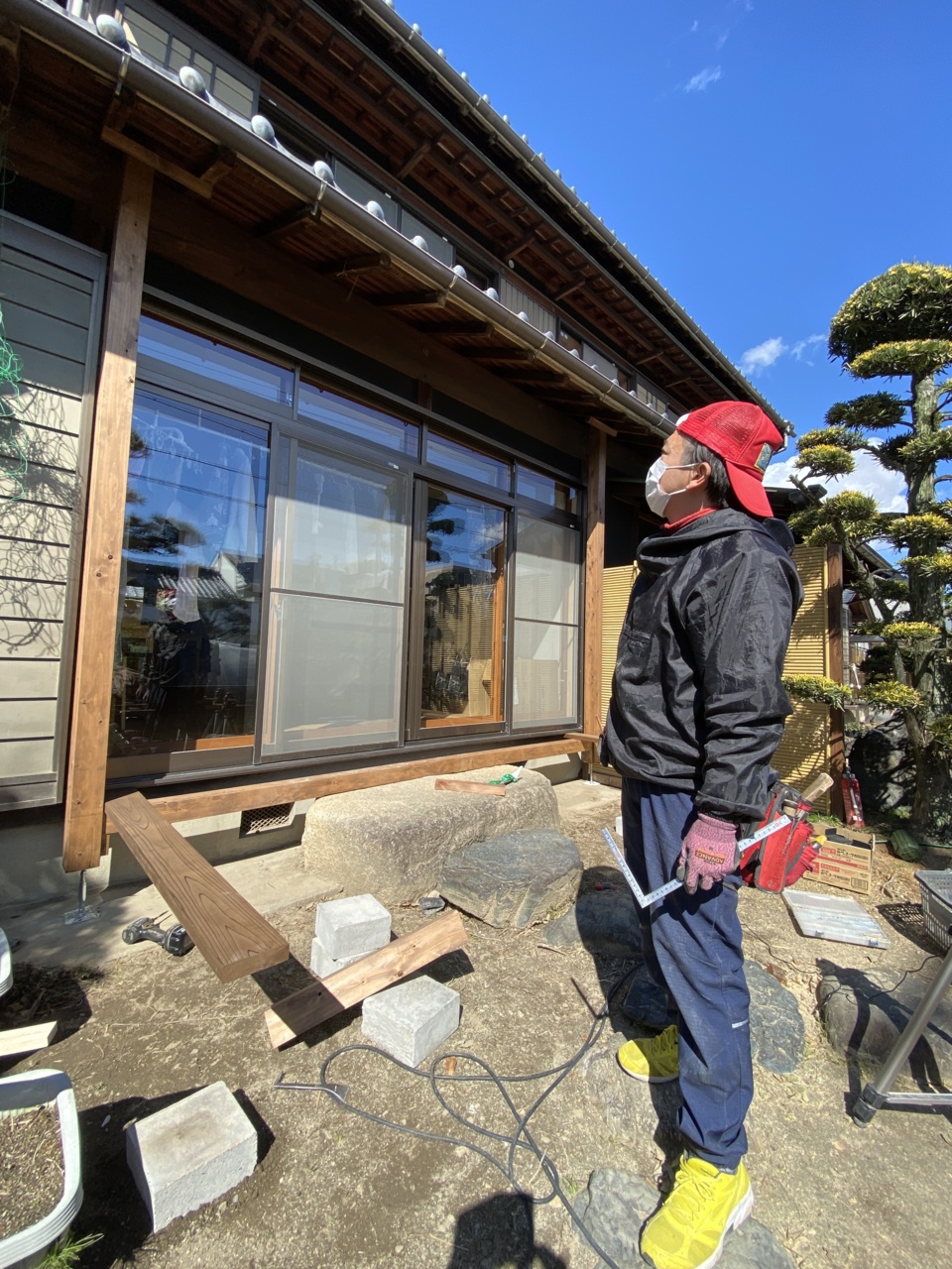 最後の仕事、濡れ縁工事・・・気も引き締まる荒木！