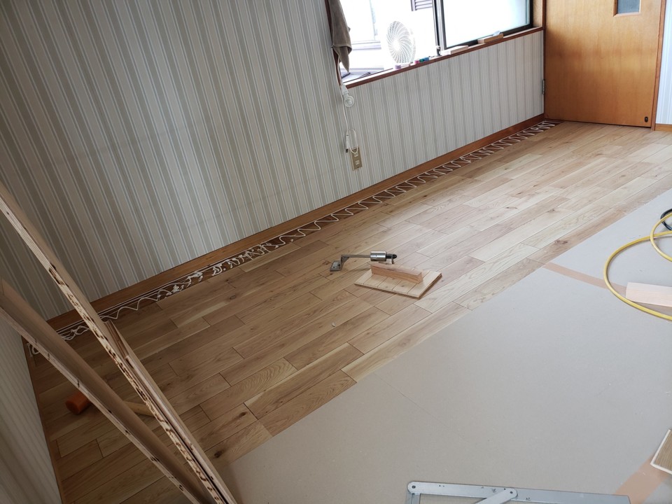 フロアー貼り施工中。