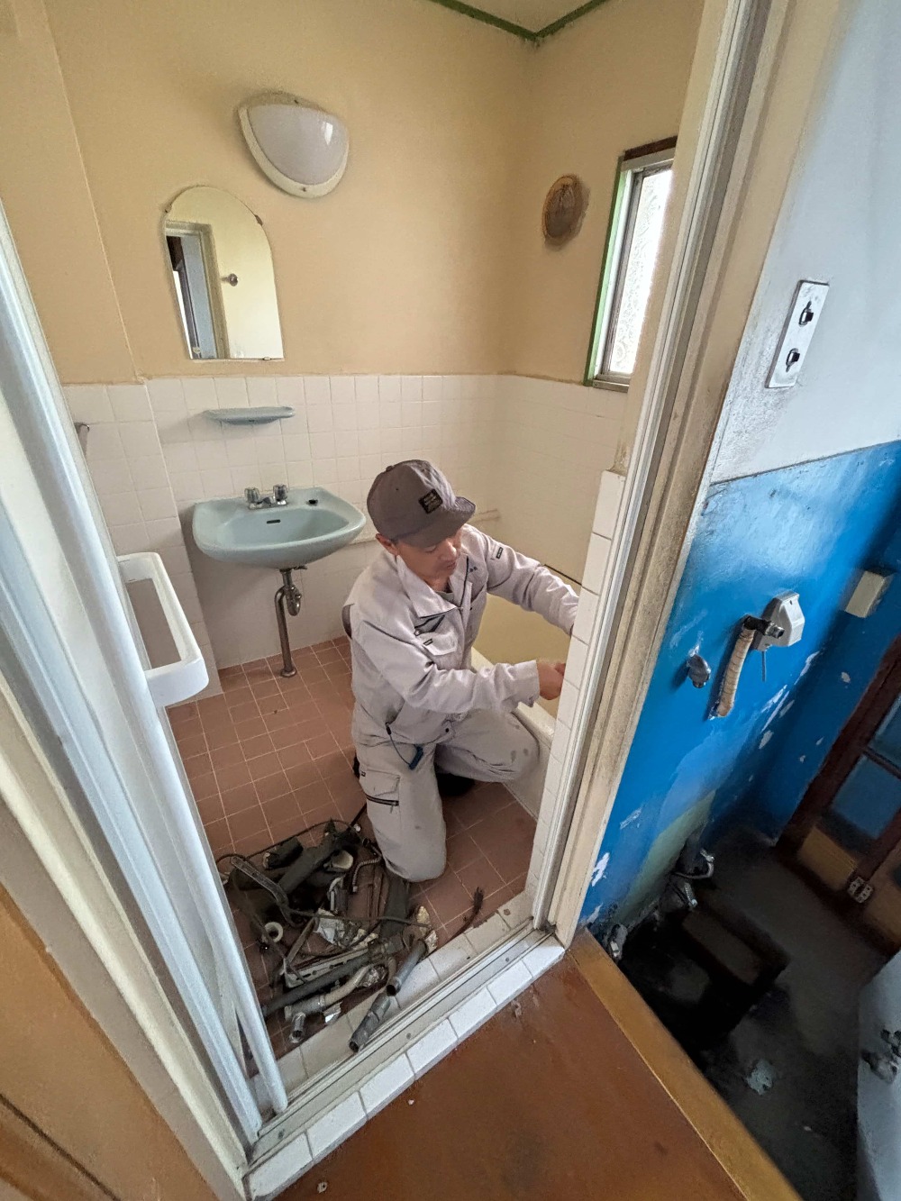 給湯器や便器の撤去