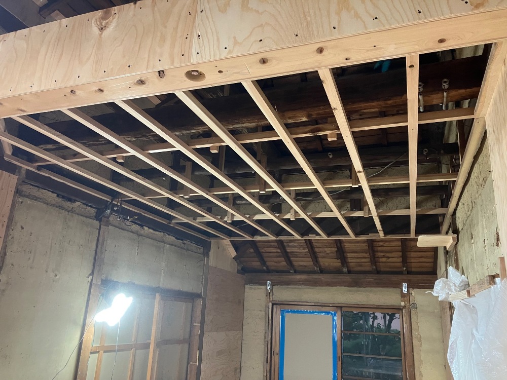天井下地施工中