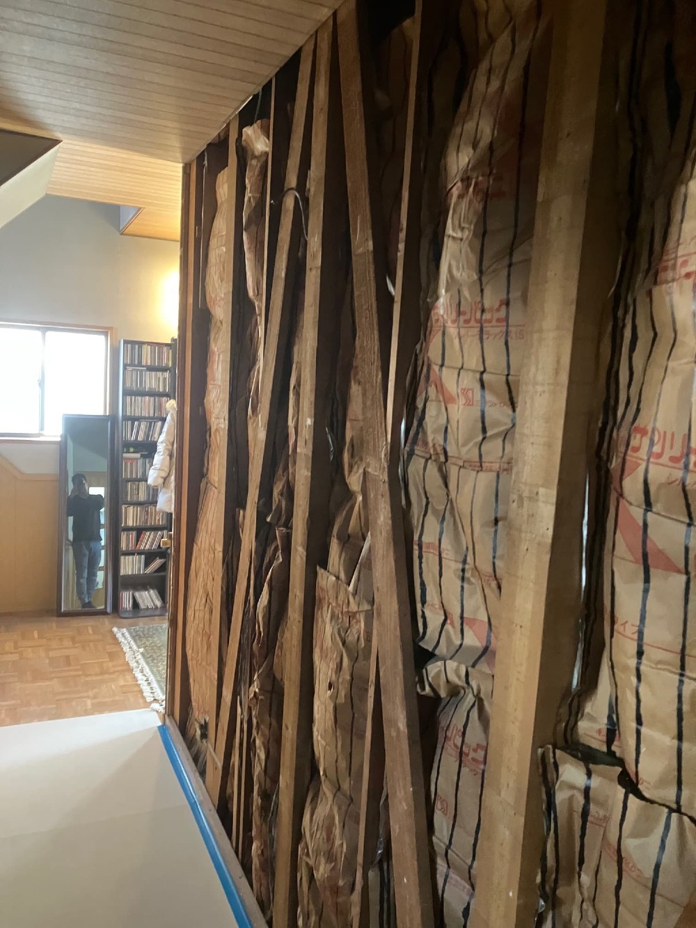 耐震補強のため廊下の壁を解体しました