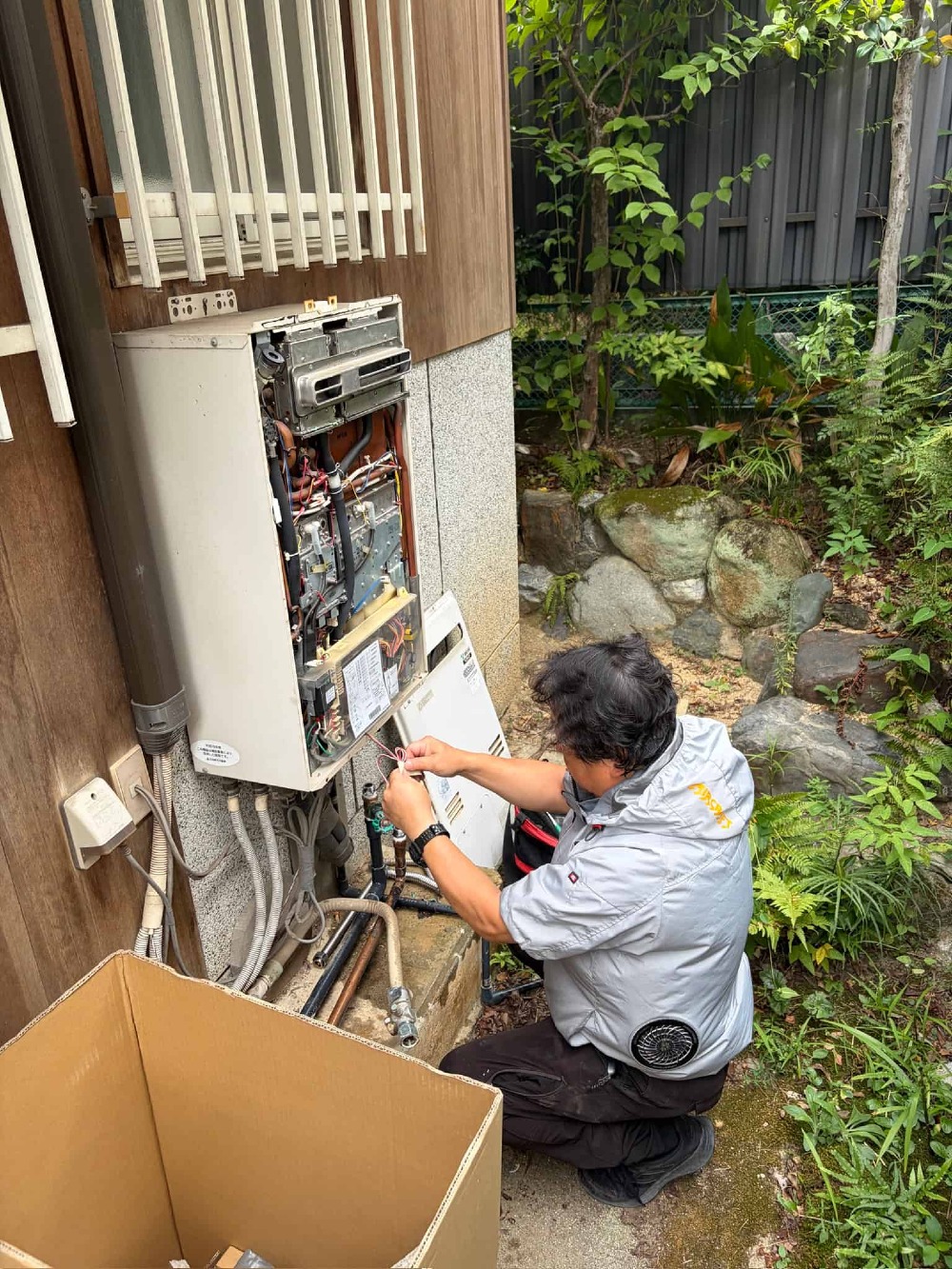 ガス給湯器の取替工事を行っています