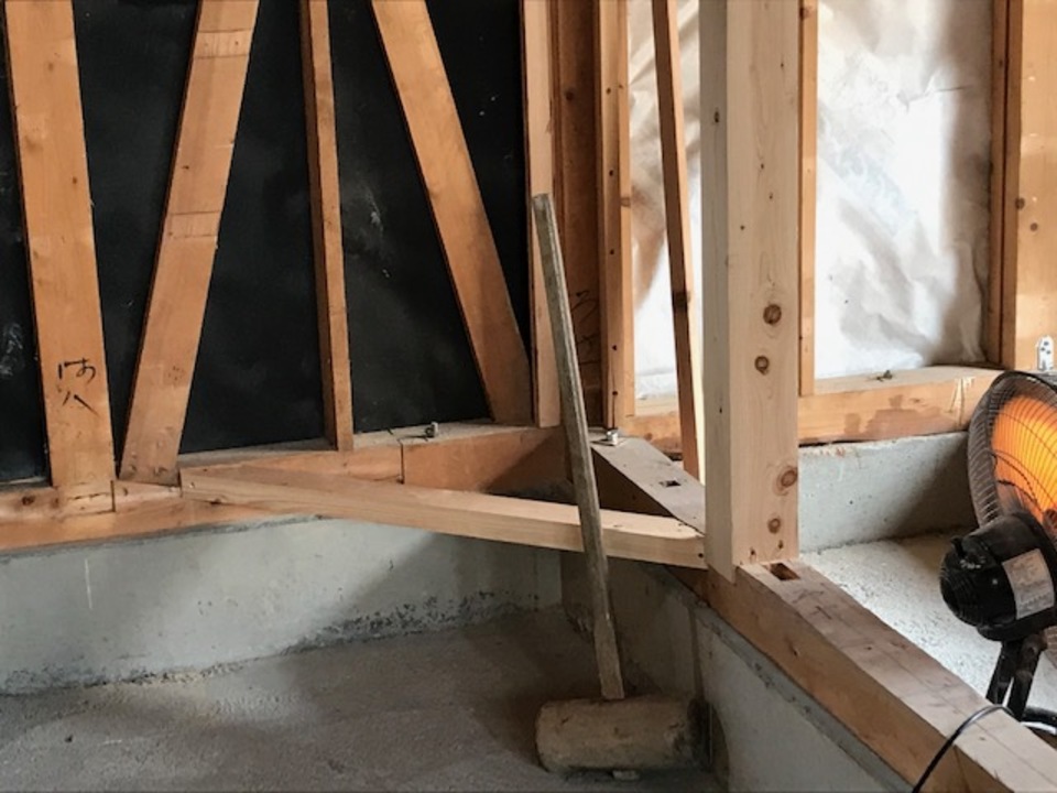 抜かれていた火打土台を施工中です。