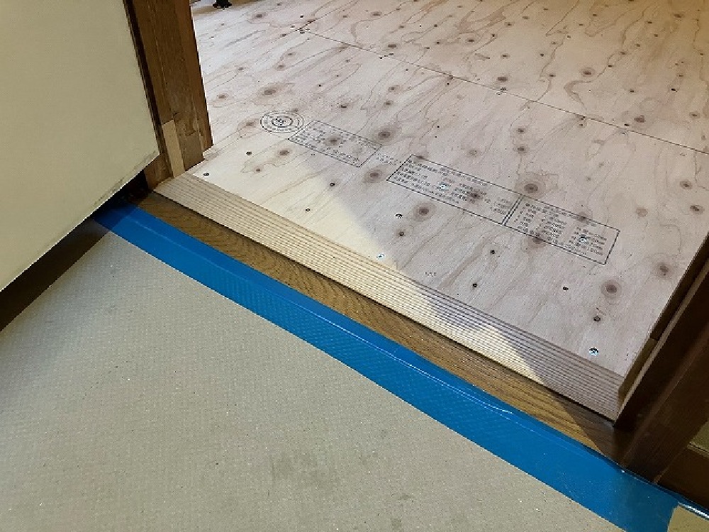 （瑞穂区A様邸トイレリノベ）10cm高かった敷居を下げました（山本）