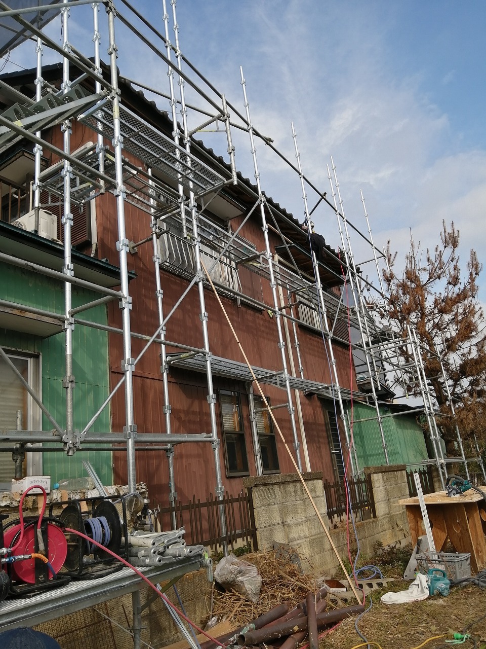 今日は、建物東面の軒天材をめくり撤去しました（寺尾）