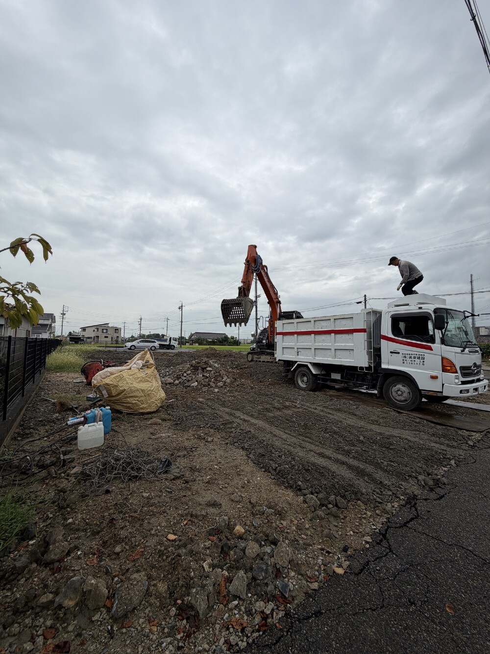 杭の残骸を細かく砕き、ガラとして搬出します 土中から出たガラも撤去しています