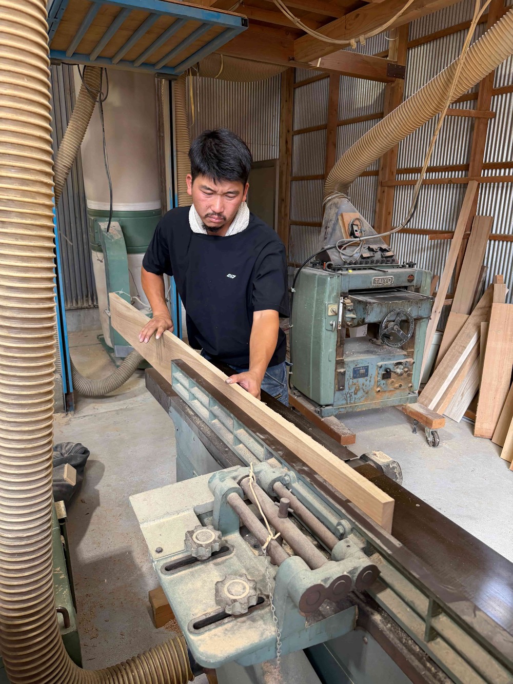 北海道産の楡（ニレ）材で枠材を製作しています