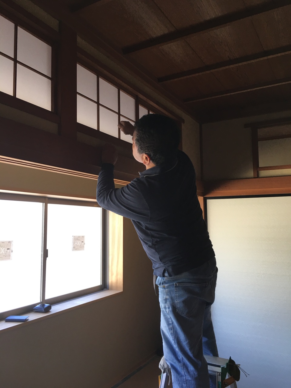 建て付けも直しながらの作業です。