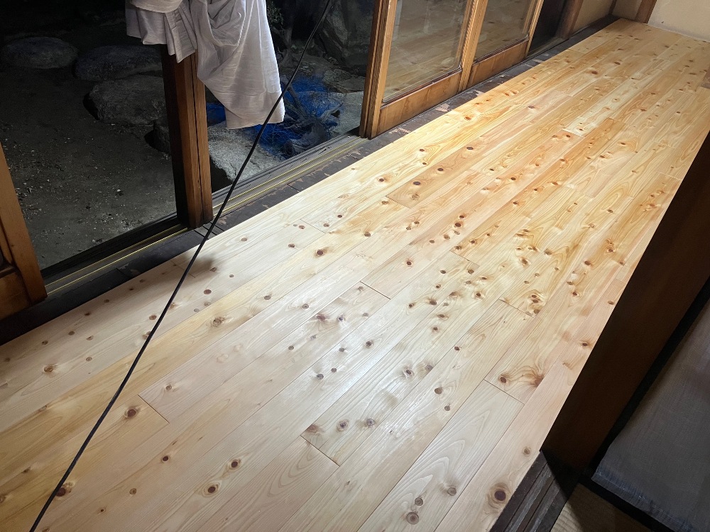 縁側、廊下に檜の床材を貼っています