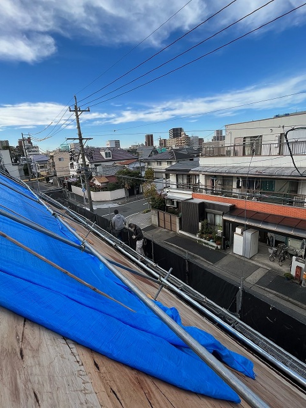 引き続き大屋根の作業を行いました（三浦）