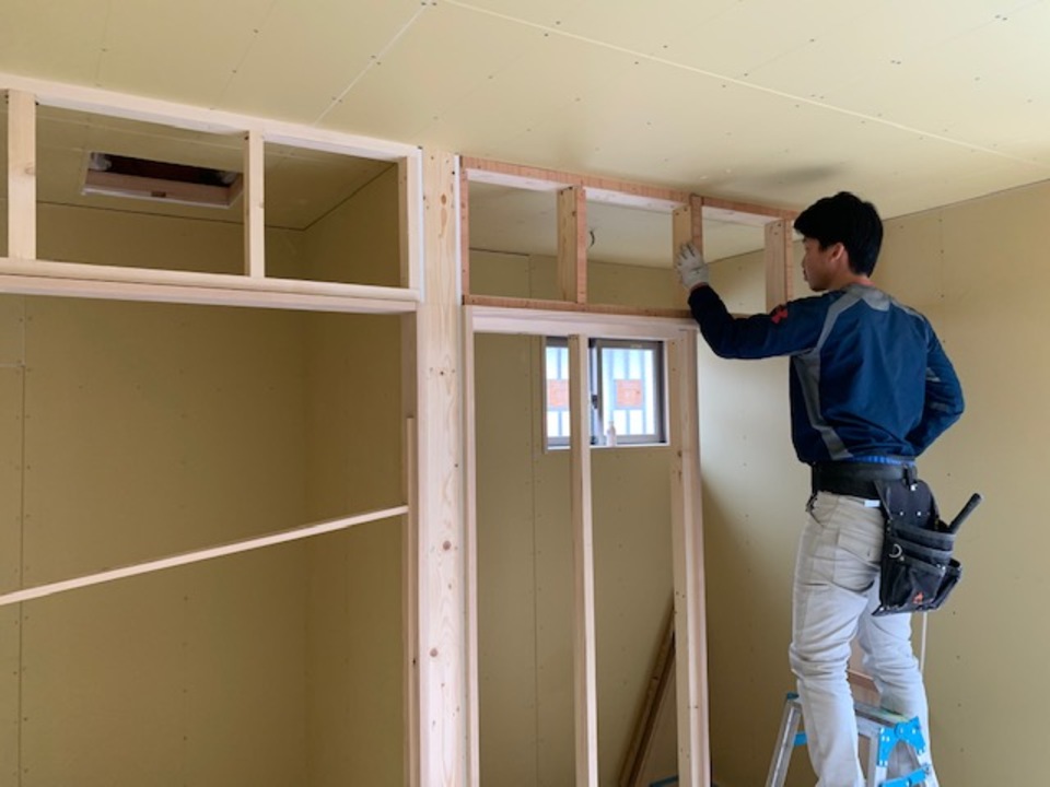 枠も取り付き、壁下地施工中の山ちゃんです。