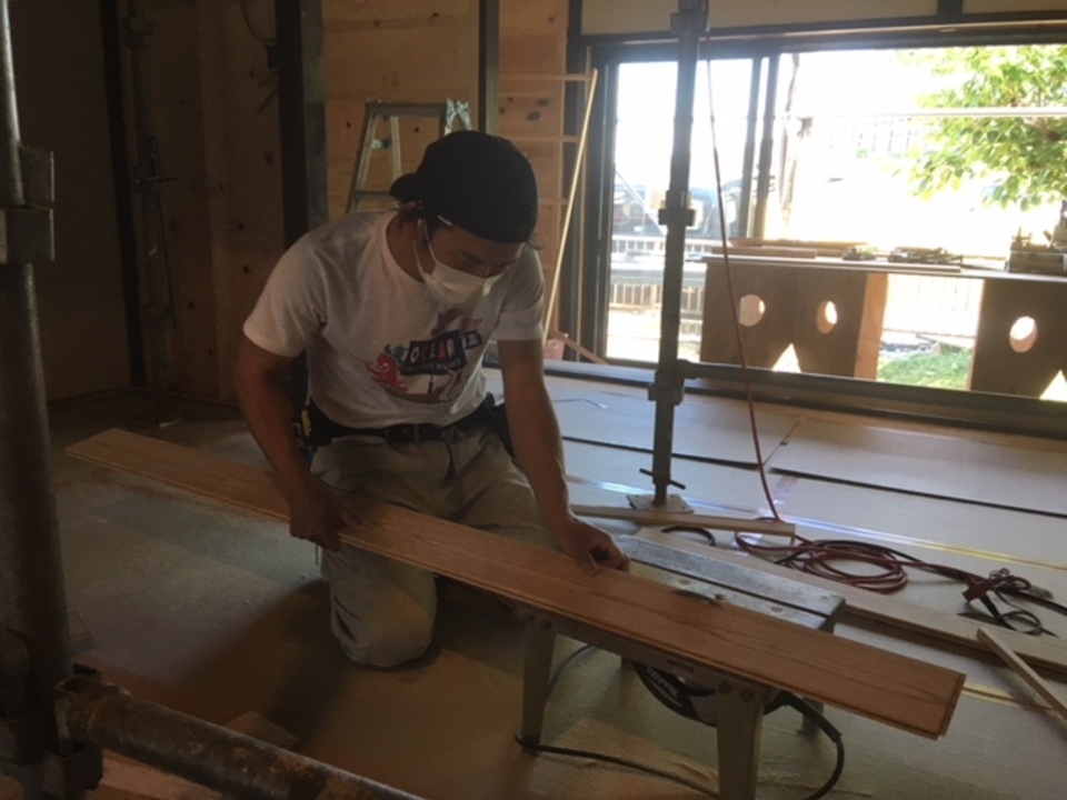 寺西です、無地の唐松フロアーを施工中のシラさん。