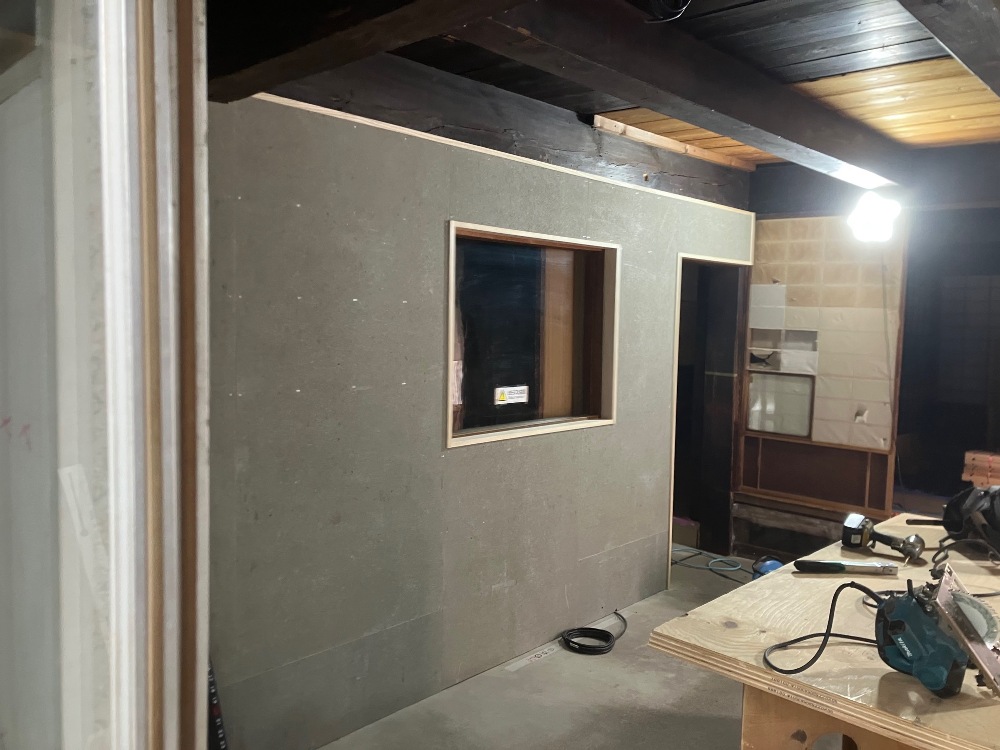 キッチン面に木片セメント板を貼りました