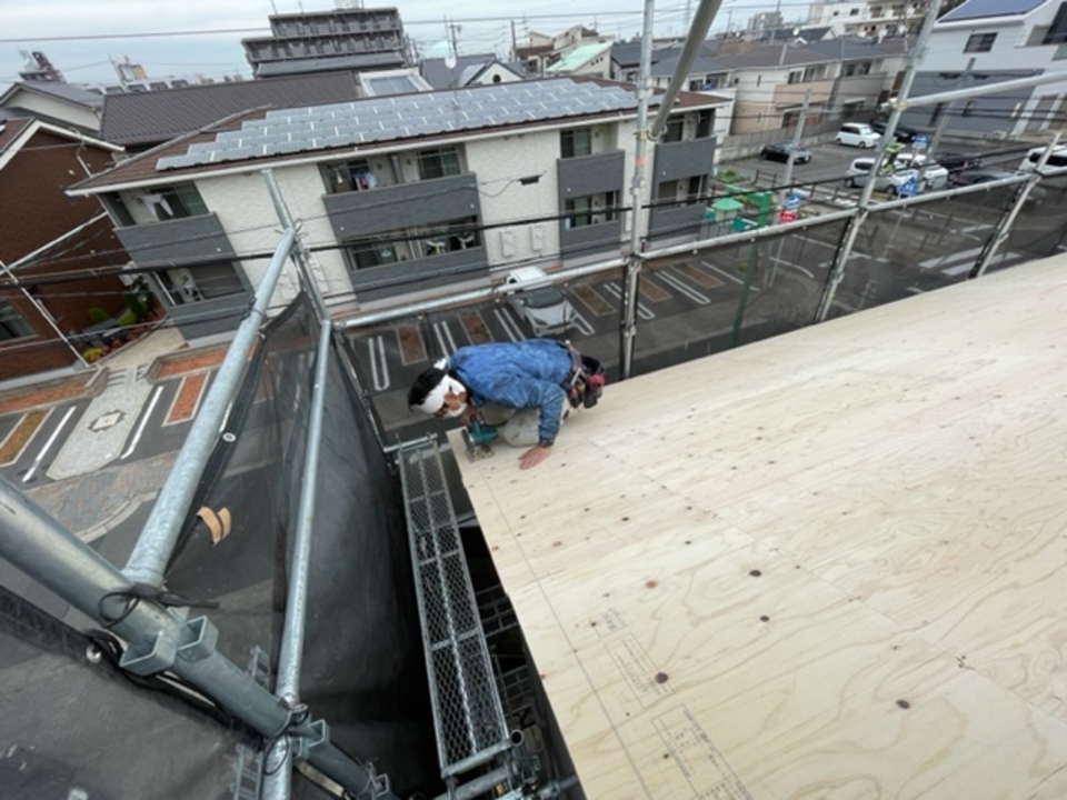 通気層の上に野地板を貼っていきます（寺西）