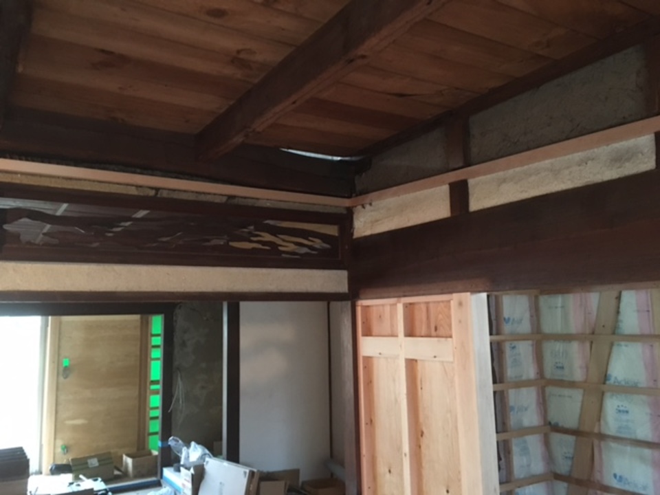 和室の廻縁を取付中です。