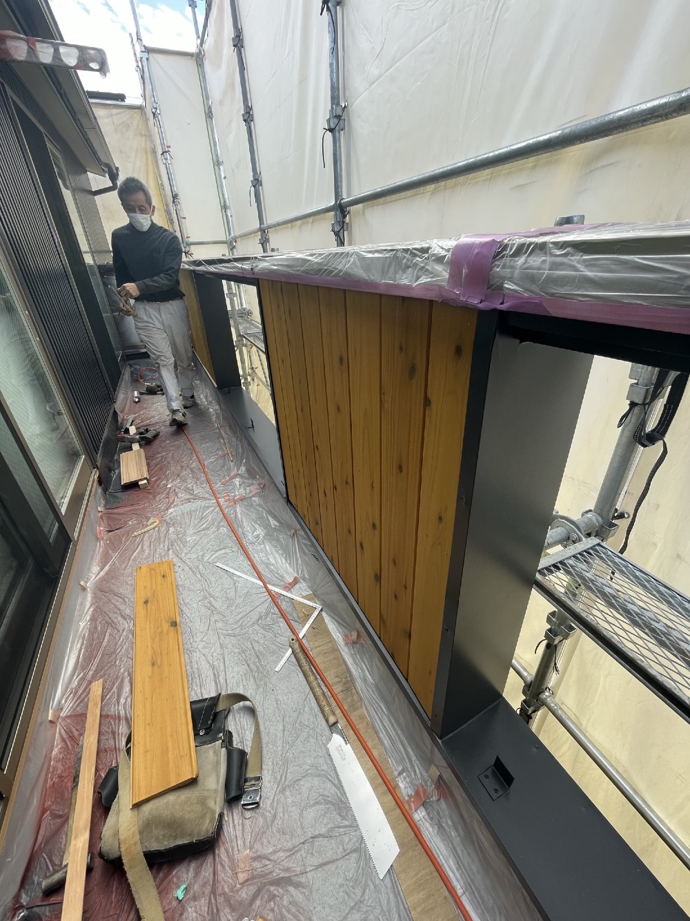 （天白区・T様邸外装工事）工場で塗装した飫肥杉（おびすぎ）の羽目板で仕上げていきます（白井）