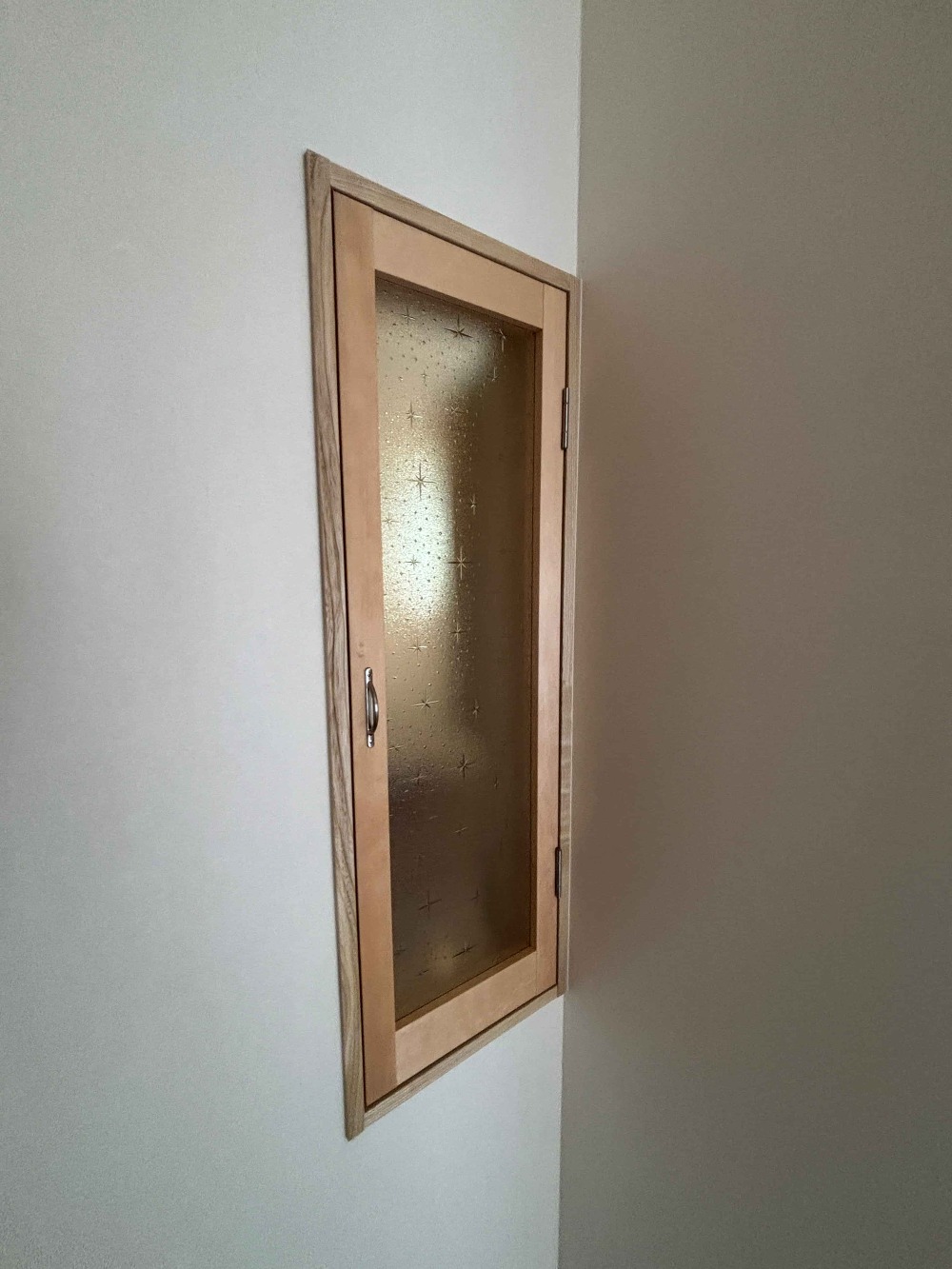 建具の取付工事も完了し、全体像が見えてきました。 レトロなデザインガラスは従前宅の物を再利用しています