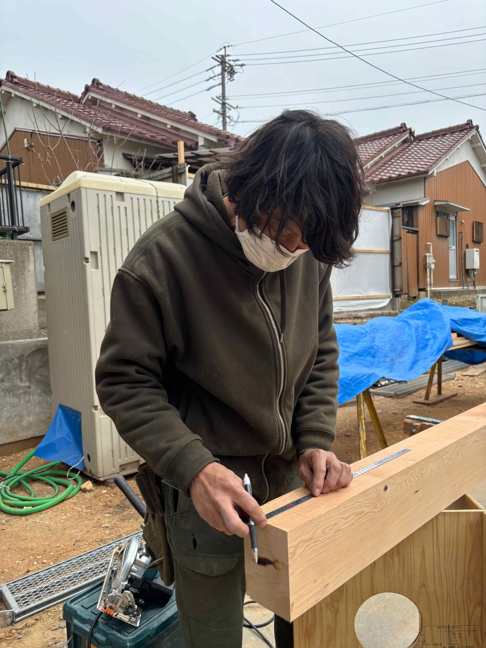 玄関部屋根の墨付け、刻みを行っています