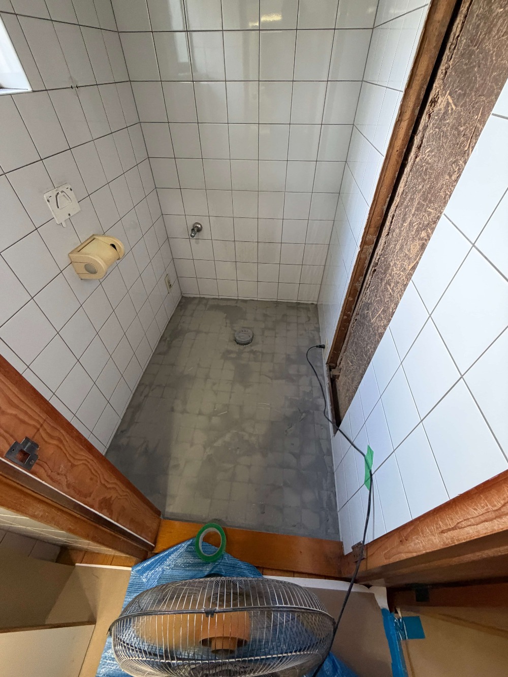 トイレの改装工事、着工しました