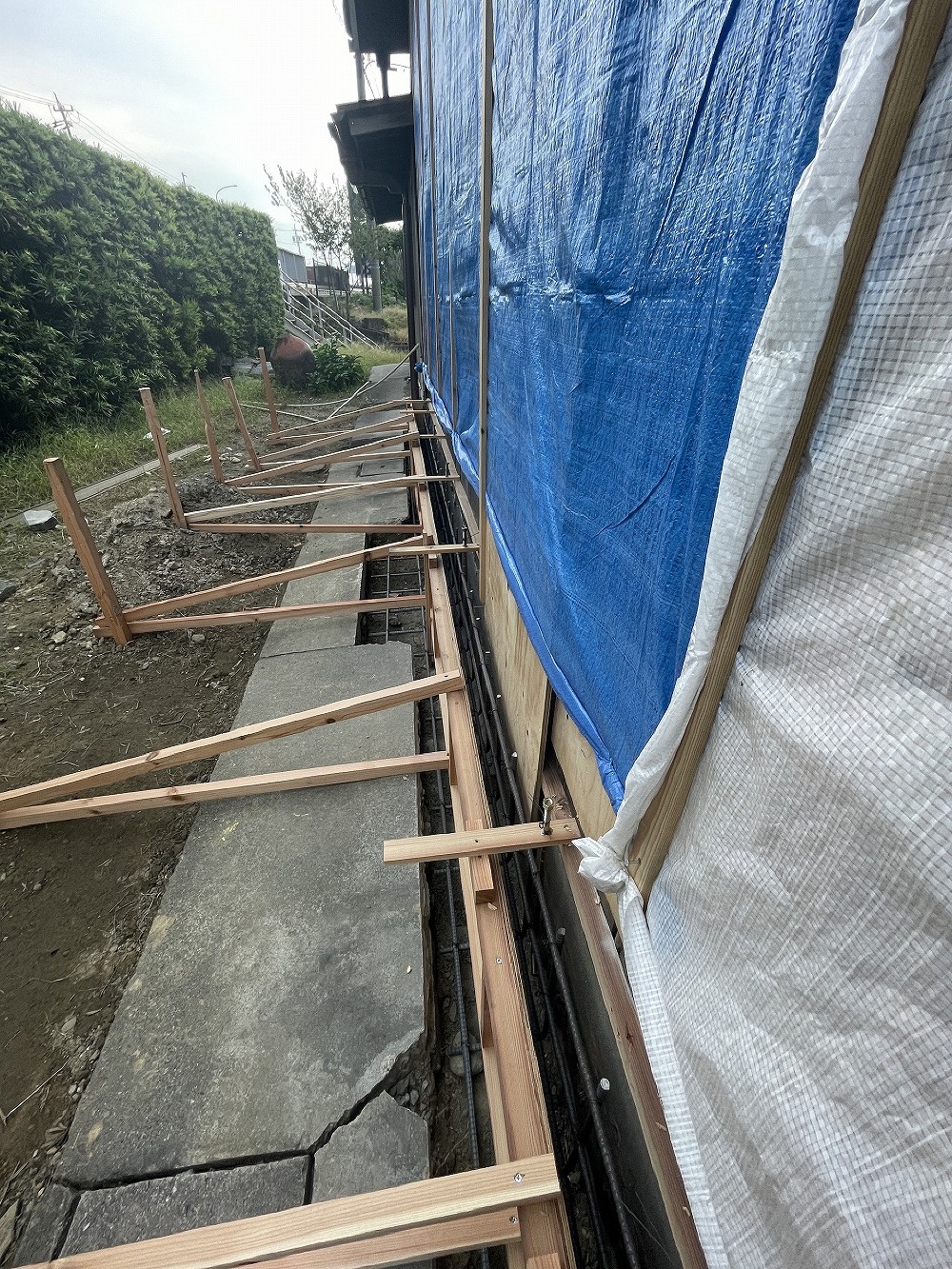 来週はじまる基礎工事に向けて、配筋、型枠工事を進める山ちゃん（白井）