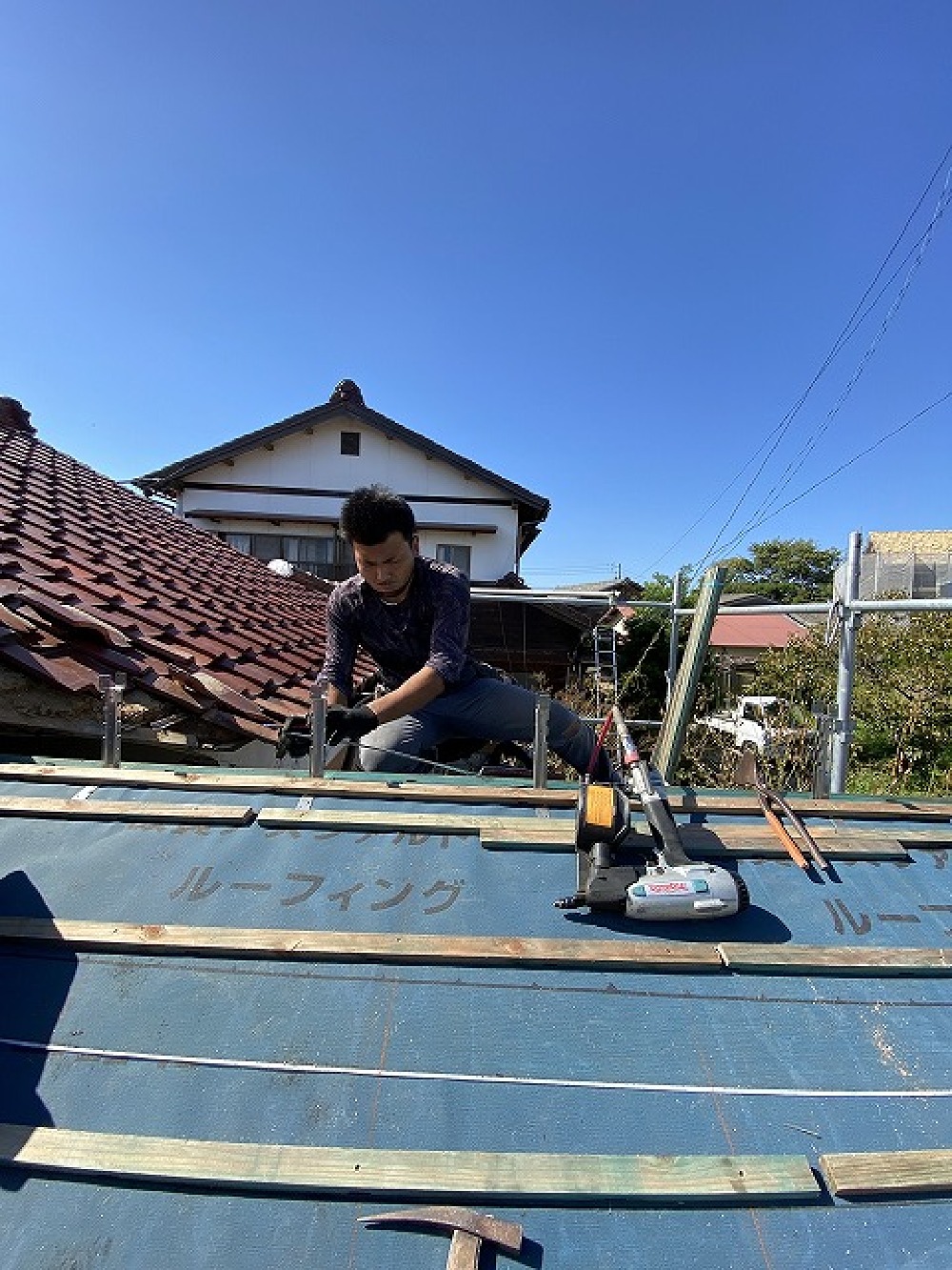 北側の雨漏りがする屋根を葺き替えています