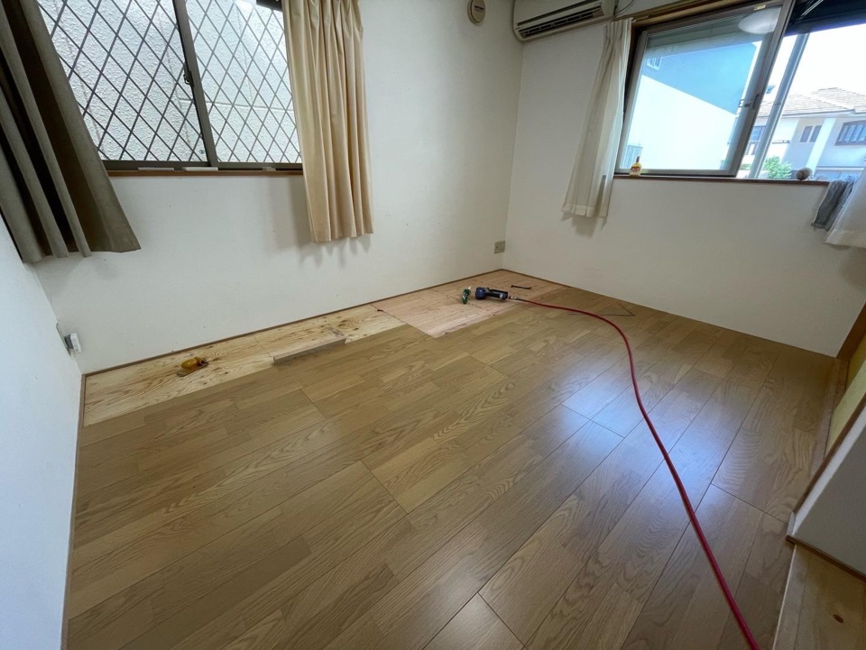 （瑞穂区O様邸）20年前に建てさせていただいた３階建ての住宅です。 和室の畳を撤去し、下地を作成して、床材を貼っています（寺西）