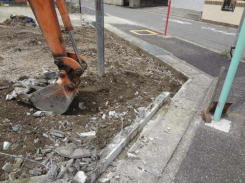 まずは、外構土留ブロックの積み直しから。