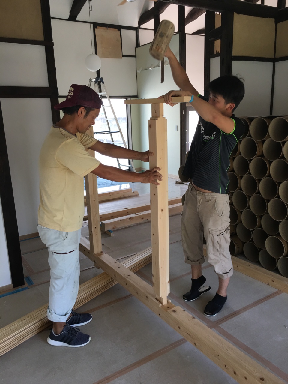 布地棚の作成に取り掛かっています。
