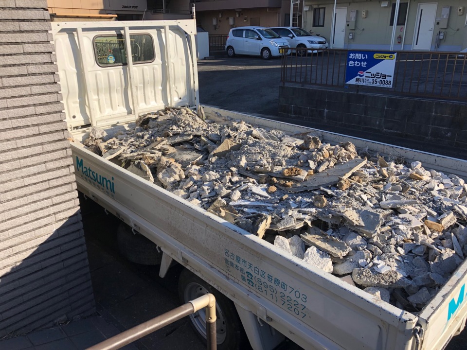 解体瓦礫の搬出です。きちんと分別して産廃処理場に運びます。