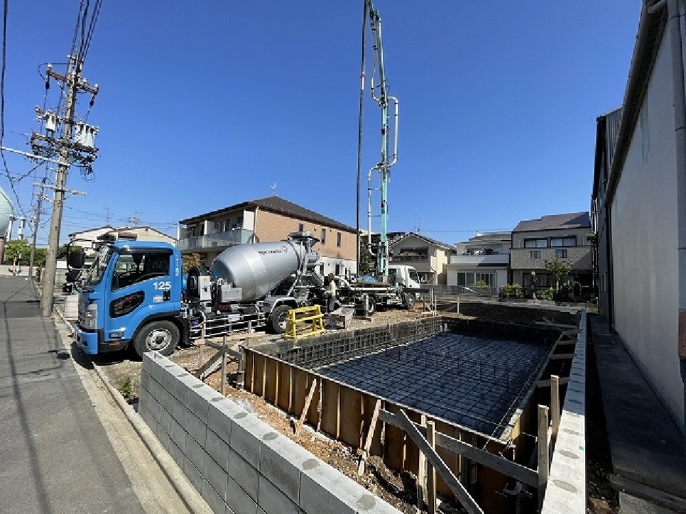 今日は天気も良く、ベース打設日和でした。 増山さんありがとうございます。  右に見える建物は松美工場です（白井）