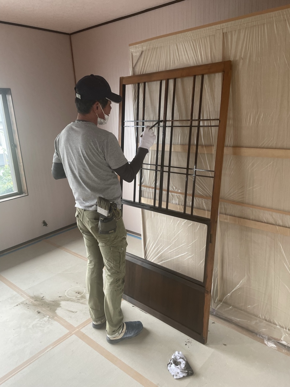 既設建具を再利用するためガラスを外し塗装していきます。 川脇塗装さんです（白井）