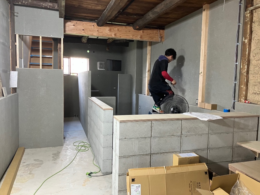 電気屋工事仕上げ作業中