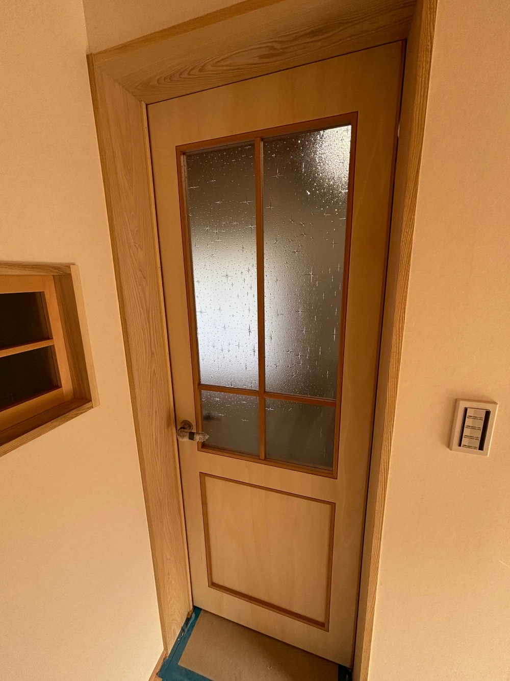 建具の取付工事も完了し、全体像が見えてきました。 レトロなデザインガラスは従前宅の物を再利用しています