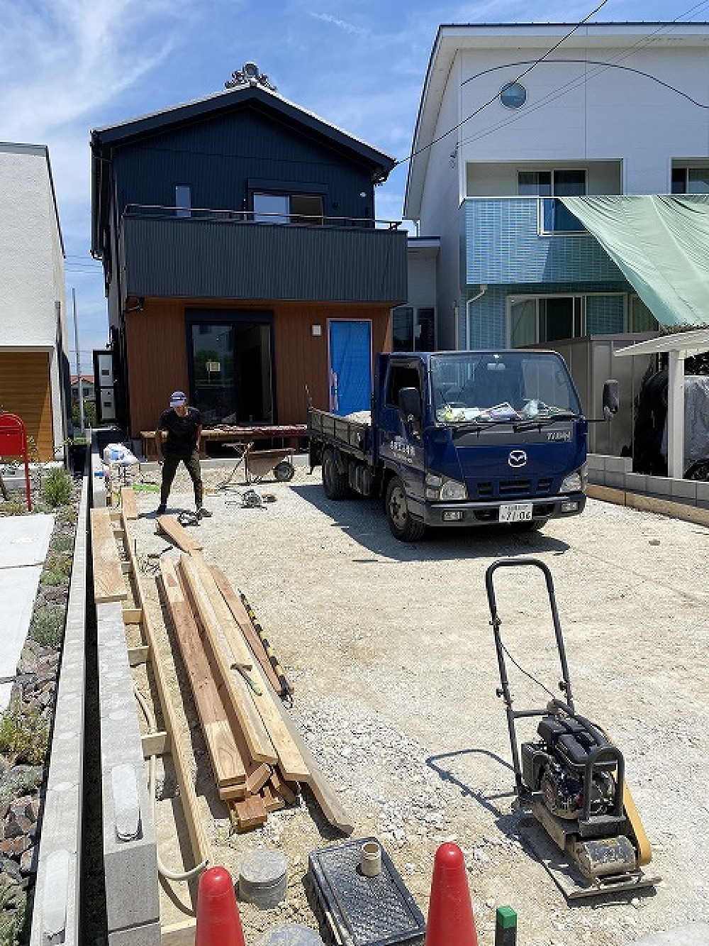 明日は車庫の土間コン打ちです。 灼熱の中、準備を進める増山さんです。