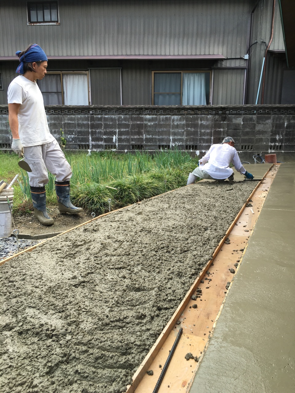 土間コンクリートを打つ、なべさんと荒ちゃん！