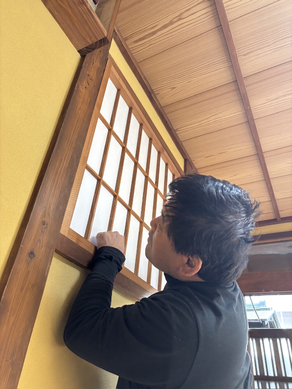 いい建具を造ってきてくれました 跳ね上げ式の内障子、細かな切込を進めています