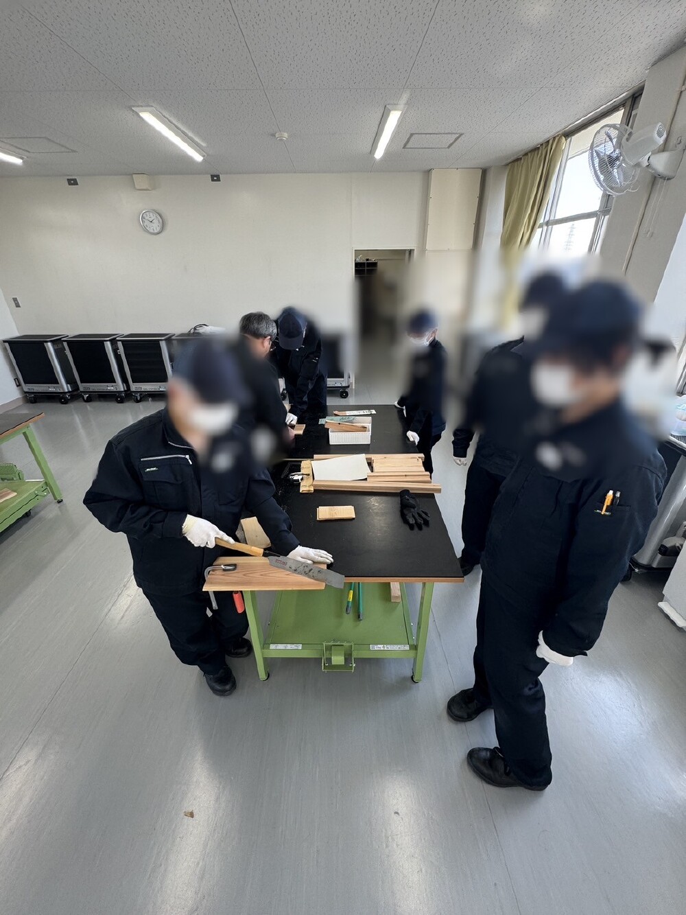 一生懸命棚づくりに取り組む生徒のみなさん