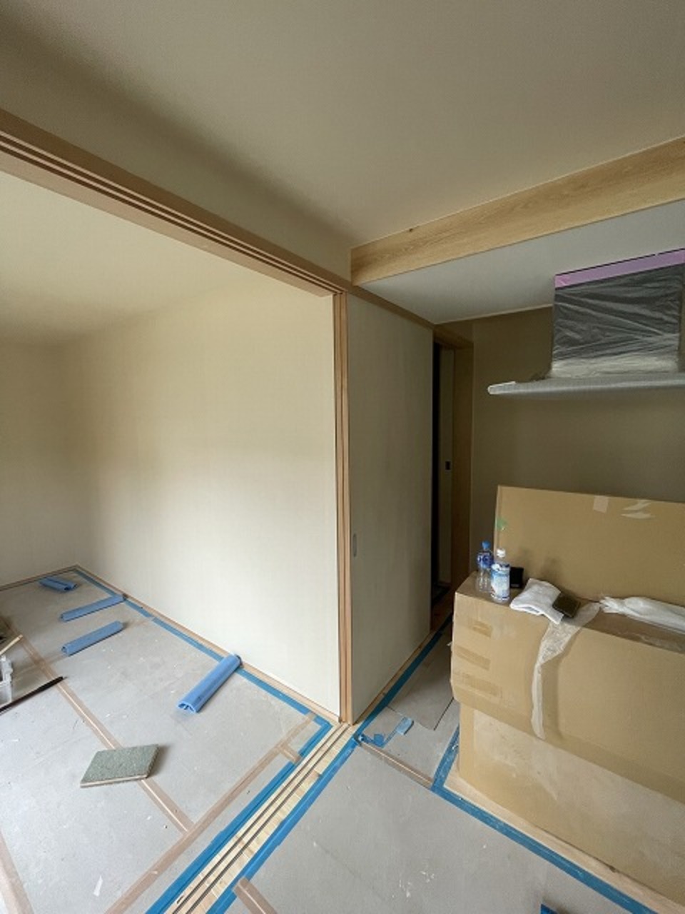 建具工事開始。 建具が大きいので二人で搬入です（白井）