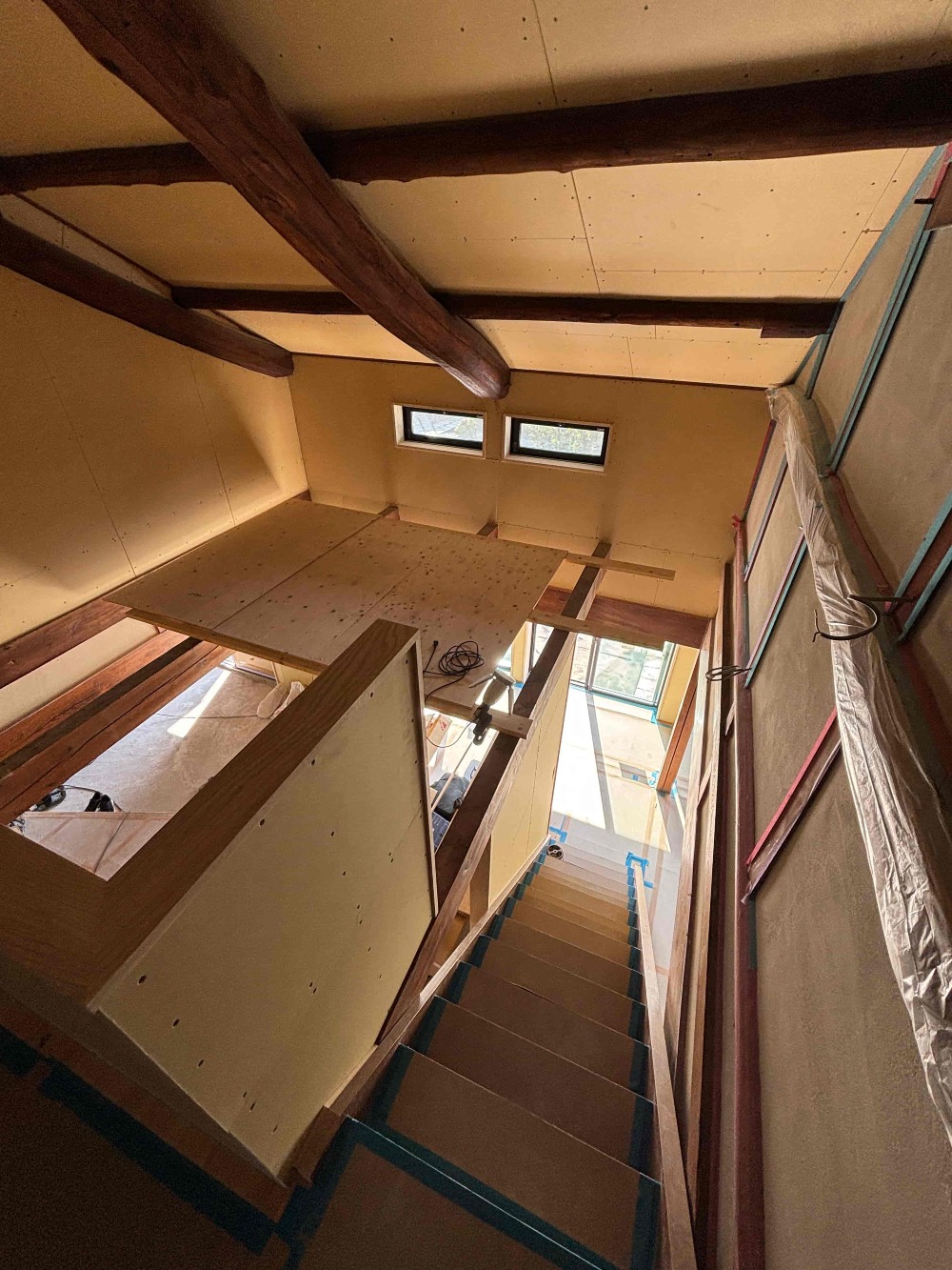  階段周りの造作工事も終わり、木工事もあと少しです。（白井）