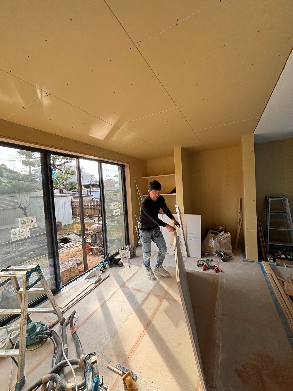 リビング部分の壁プラスターボード施工が完了。 続いて、耐震補強を行った廊下部分の壁を山ちゃんが仕上げていきます。  構造を固めた箇所から、順に下地を整えていきます（白井）