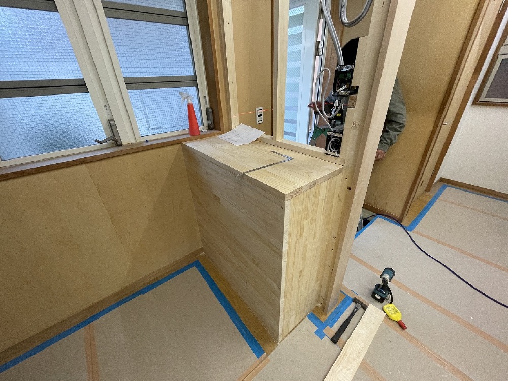 （天白区K様邸）パイン材で造作下足入製作中の颯太君。 綺麗に納まりました（白井）