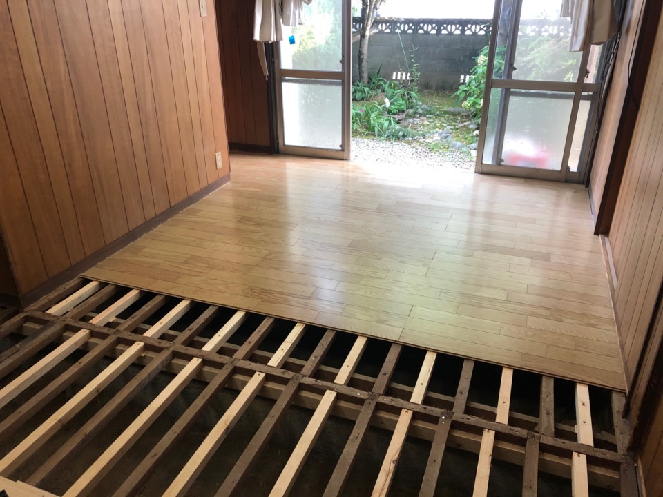 床貼り進行中です（E様邸）