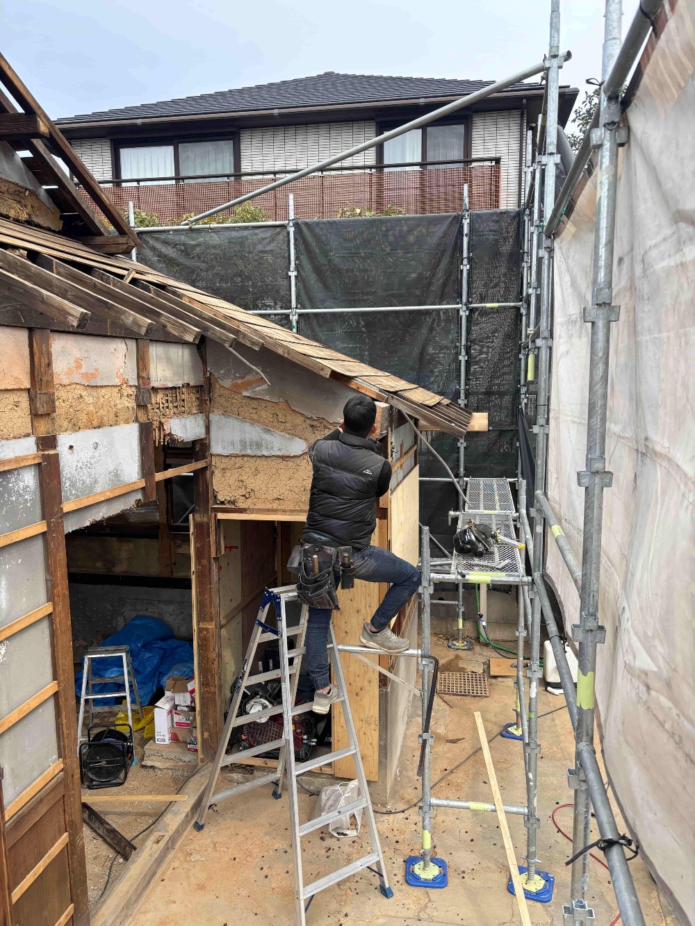 玄関部屋根の墨付け、刻みを行っています。