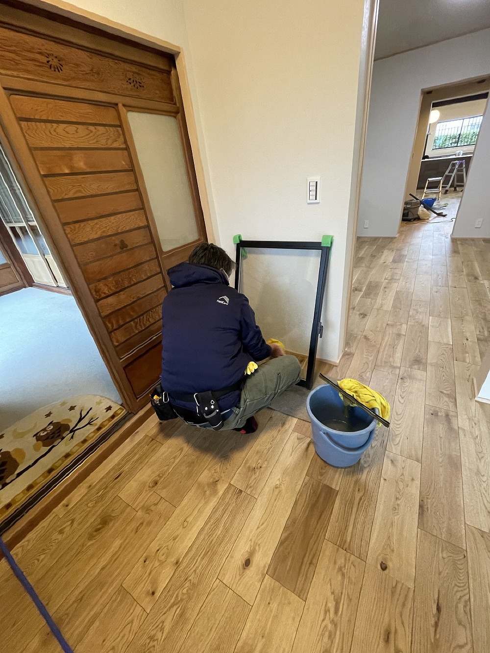 今日はお引渡し前の室内クリーニングです。 既存のサッシ、建具も綺麗になります（白井）