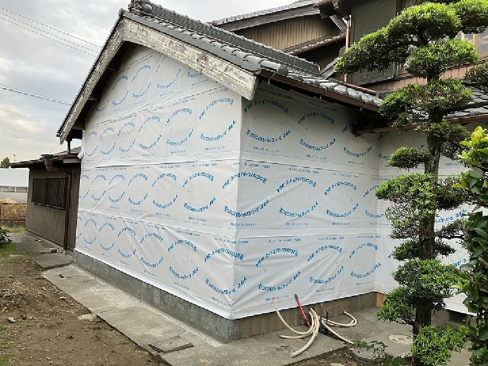 断熱材を入れて透湿シートを貼りました（山本）