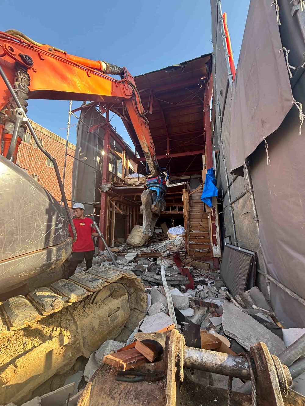 重機による解体工事がスタートしました