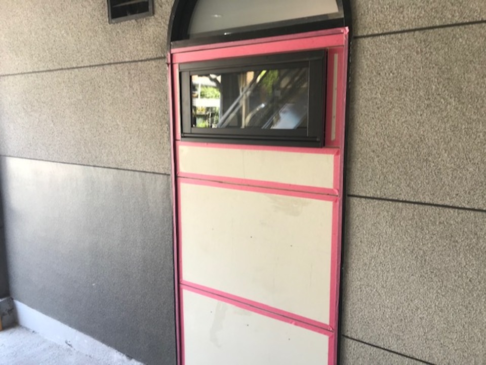 サッシの交換をしている