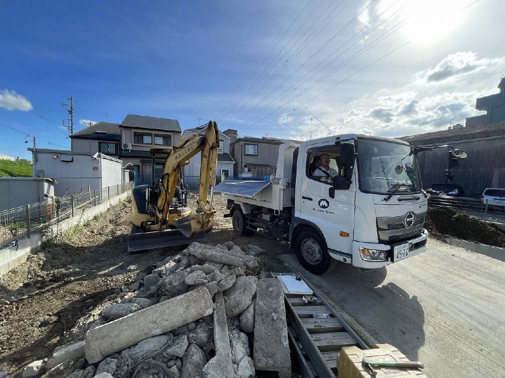 今日も基礎工事進行中です。  埋設されたコンクリートガラの量が、、、。  酷いです（白井）