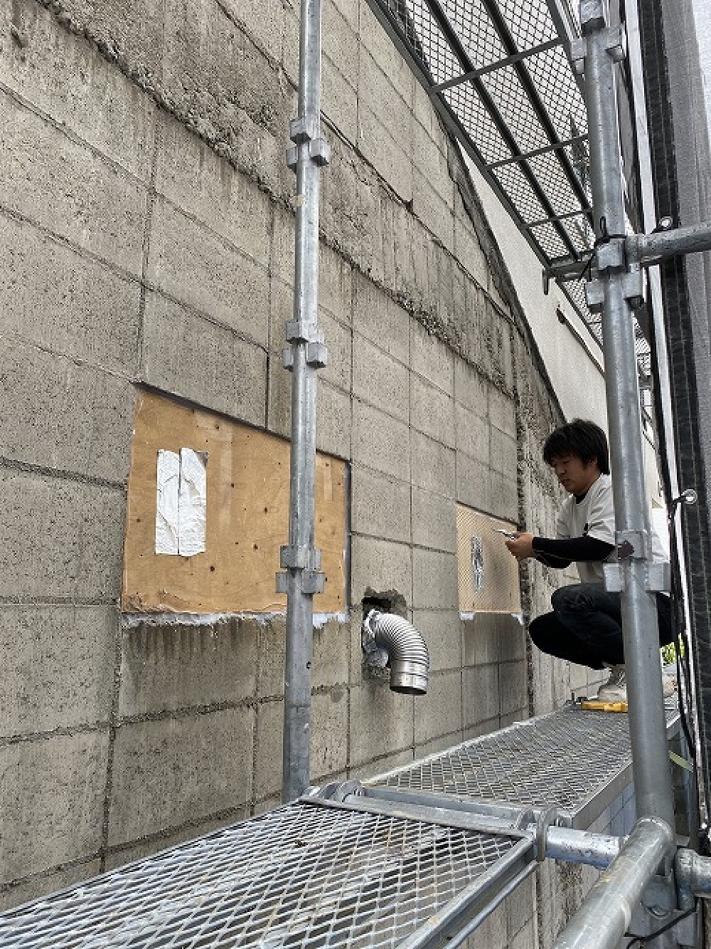 （昭和区・H様邸外壁補修）左官さんが雨の合間を縫って外壁モルタル工事に入ってくれています