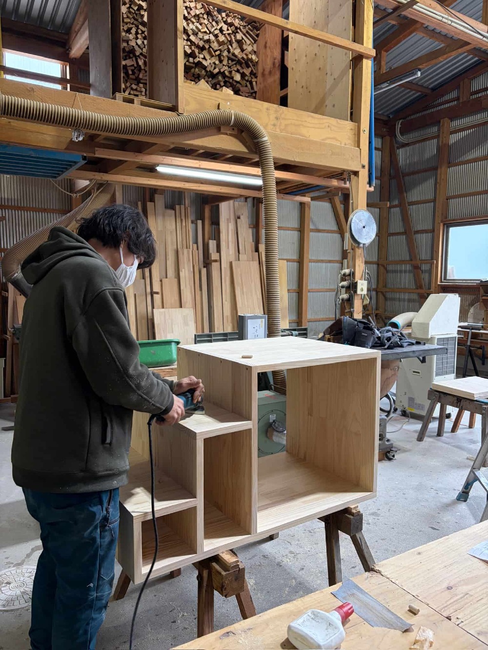 工場で箱階段を造っています